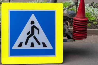 Yol işaretleri ve trafik ışığı. Yol çalışması, otoyoldaki trafik işaretleri. Yoldaki bir engelle ilgili uyarı. Trafik İşareti Trafik Işığı