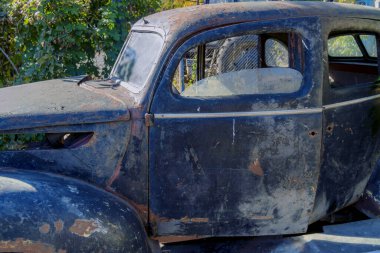 Paslı klasik araba. Eski paslı kamyon gövdesi. Terk edilmiş otomobil. otomatik