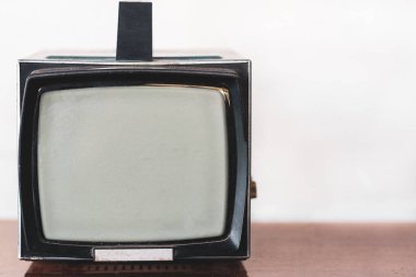 İlk klasik küçük televizyon. Eski televizyon. Klasik televizyon alıcısı