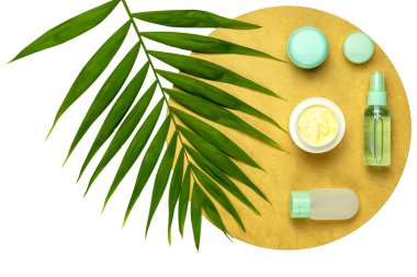 Palmiye yaprağı, izole arka planda kozmetik şişeler. Doğal yeşil palmiye yaprağı, kozmetik şişeleri, beyaz arka planda izole edilmiş aletler. Güzellik, organik vücut kozmetikleri, spa konsepti. Çevre dostu kozmetoloji ürünü.