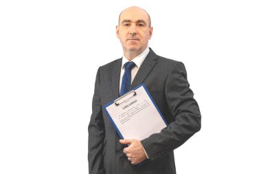 İşçi sözleşmesi olan bir dosyanın içinde bir adam var. Takım elbiseli bir adam arka planda bir klasör tutuyor. 