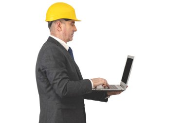 İnşaatçı ve dizüstü bilgisayarı var. Takım elbiseli ve kasklı defterli bir adam. izole arkaplan