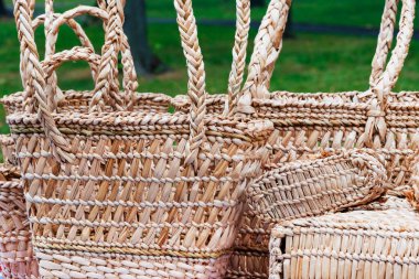 Hasır sepetler ve çantalar. Çevre dostu malzeme aksesuarları el ele verdi. El yapımı kavramı.