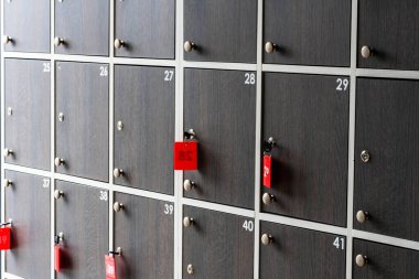 Markette depolamak için hücreler. Depo için dolaplar. Güvenli koruma kavramı, tasarruf