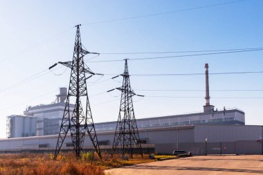 Elektrik direği ve elektrik kablosu sahada. Tarım arazisindeki elektrik direkleri ve yüksek voltaj hatları. Güç arzı kavramı, elektrik