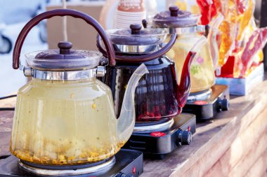 Glass Teapots. Su ısıtıcıları. Elektrikli ocaklarda birkaç çaydanlık. Çay içme, sıcak, sıcak içecekler.