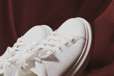 Beyaz spor ayakkabı, renkli arka plan. Spor ayakkabılar, yaşam tarzı spor ayakkabısı. Şık beyaz spor ayakkabı.