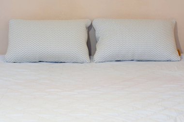 Yataktaki yastıklar. Yatak takımı. yastıklar, battaniye, yatak odası, uyku