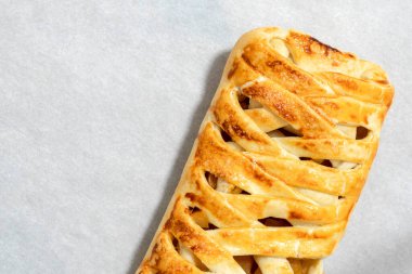 Meyve ev yapımı turta. Lezzetli kurutulmuş meyveli pasta dilimi. Fırında örülmüş örülmüş saçlar ve meyveler. Mangır saçı. Kurutulmuş meyveli kek. Pasta çok lezzetli.