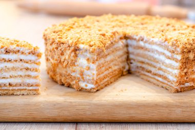 Ballı kek. Klasik ballı pasta. Pastayı kes ve dilimle. Ev yapımı pişirme konsepti