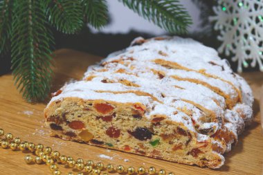 Stollen, bir parça Noel pastası. Yılbaşı pastası. Ladin dalı. Ev yapımı konsept. yakın plan                     