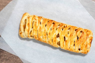 Meyve ev yapımı turta. Lezzetli kurutulmuş meyveli pasta dilimi. Fırında örülmüş örülmüş saçlar ve meyveler. Mangır saçı. Kurutulmuş meyveli kek. Pasta çok lezzetli.