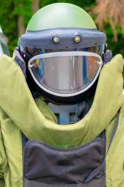 Çelik bir miğferden oluşan zırh kostümü. Şehir objelerinin mayınlarını temizleme kavramı. Patlama tehdidine karşı önlem ve insanların hayatı.