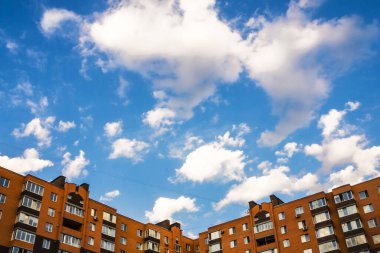Konut binaları, Bina Kuleleri. Konut binalarının yeni mimari kompleksi. Yeni modern dış bina kompleksi. Konut inşaatı konsepti, mülk. Bir apartmanın köşesi..