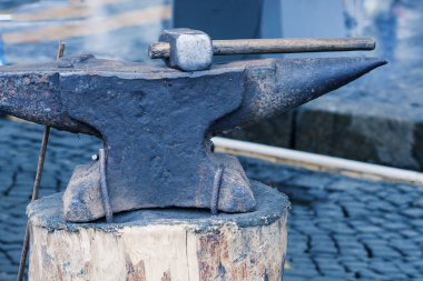 Çekiç ve örs. Demirci için eşyalar. Sıkı çalışmayı kabul et. Israrcı bir iş. Ulusal el sanatları. El yapımı. Sıkı çalışmayı kabul et. El yapımı. çekiç