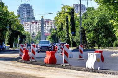 Yol işaretleri ve trafik ışığı. Yol çalışması, otoyoldaki trafik işaretleri. Yoldaki bir engelle ilgili uyarı. Trafik İşareti Trafik Işığı