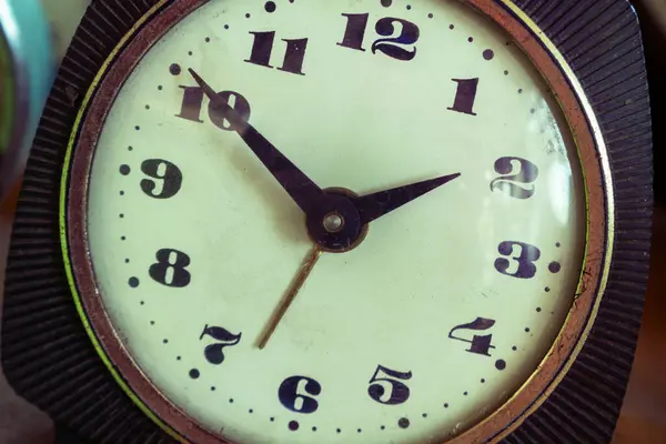 目覚まし時計 古いヴィンテージアンティーク時計 レトロスタイルの時計 タイムコンセプト クローズアップ — ストック写真