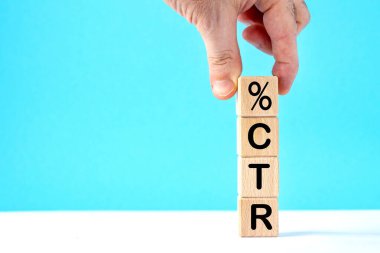 Kelimesi kelimesine ahşap küplere. Pazarlama vızıltısı. Ürün satış hızı kavramı. Eylem konseptine çağrı