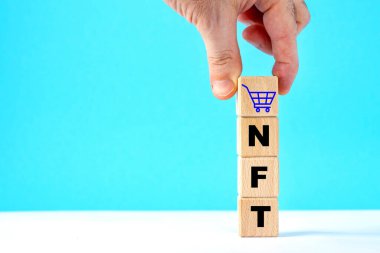Tahta küplerde NFT yazıyor. El arabası. Satın alma ve satma kriptografik fişler. NFT pazarının geleceği. Kripto para birimleri ve e-ticaret. Üretim ve satış Fon dışı jeton. 