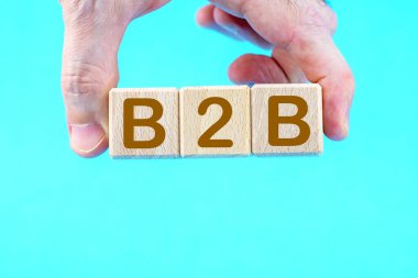  Elinde B2B simgeleri olan tahta küpler, Business to Business finansal konsepti, B2B pazarlama. İş ve Ortaklık kavramları
