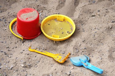 Oyuncaklarla dolu çocuk kum havuzu ve şişme bir kulübe. Üst Manzara. Çocuklar için oyun ve eğlence yeri.. 