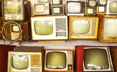 Birçok retro televizyon. Klasik eski televizyon renkli, çok satırlı. Geçmişi görmek. Eski antik televizyonun desen duvarı (TV))