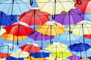 Renkli şemsiyeler bulvarı. Bir sürü farklı şemsiye. Yaz havası. İyi ruh hali, olumlu..
