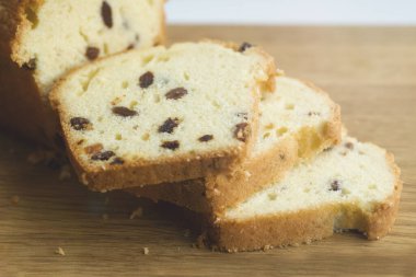 Yakın plan. Lezzetli kurutulmuş meyveli pasta dilimi. Kurutulmuş meyveli kek. Konsept kek nefis, ev yapımı. yan görünüm