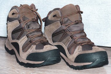  Gri arka planda erkek botları. Kahverengi erkek ayakkabıları arka planda. Yakın plan..