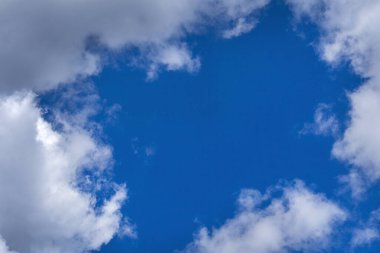 Güzel mavi gökyüzü, bulutlar, arka plan. Güzel güneşli hava.,