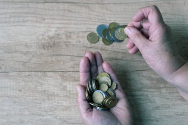 Avuçlarda bozukluklar var. Para saymak, bozuk paralar. Yoksulluk kavramı, nakit sıkıntısı. Tasarruf..  