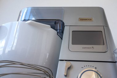 Mutfak makinesi, yemek işlemcisi. Nozüller, parçalar, aksesuarlar, Gıda İşlemcisinin elementleri. Yemek Hazırlama Konsepti. Vinnitsa. Ukrayna. 04.05.2021.Yakın plan