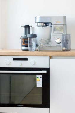 Mutfak makinesi, yemek işlemcisi. Hortumlar, parçalar, aksesuarlar, mutfaktaki Gıda İşleyicisi elementleri. Yemek pişirmeye hazırlık kavramı. Vinnitsa. Ukrayna. 04.05.2021.