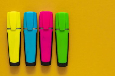 Renkli kalemler. Kalemciler. Keçeli kalemler. Kalem seti. Boşluğu kopyala