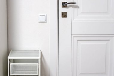 Çekmeceli metal kaldırım taşı. Çekmeceli göğüs.