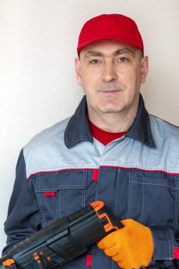  Döner çekiçli bir işçi. İşçi, matkap delme ustası.. 