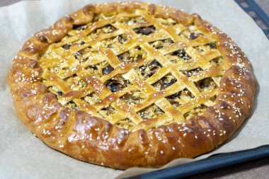 Fırın tepsisinde turta, parşömen. Ev yapımı turta, ev yapımı pişirme konsepti.