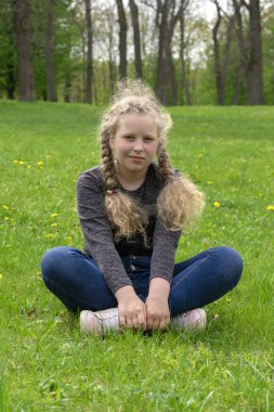 Çiçek açan ağacın üzerinde bahar kızı portresi, çiçek açan ağaçların bahçesinde bir kız, baharda bir kadın.