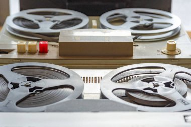 Bobbin kayıt cihazı. Reel Bobbin. Stok, soyun. Eski film makarası, bobbin, karanlığa karşı makara. Kapat.. 