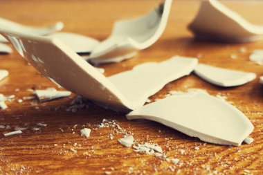 Kırık beyaz kapların kıymıkları ve parçaları. Kırık tabak, cam. Parçalanmış tabak parçaları. Yakın plan, kenar görünüm