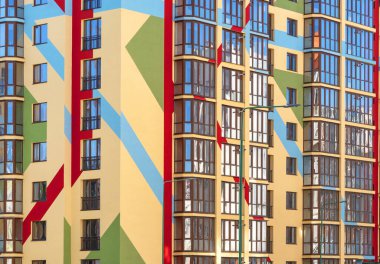 Modern apartman dış görünüşü. Modern bir binanın cephesi. Aile evi. Gökdelen. Yeni Avrupa konut kompleksi.