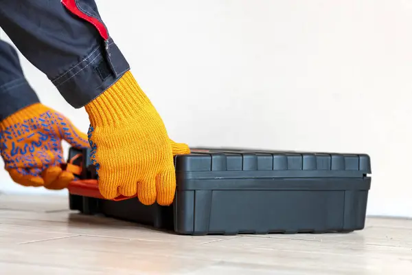 Davalı kişi. Alet kutusunda usta. Yaklaş. İşçi vitesi konsepti