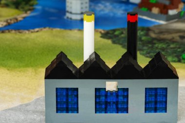 - Ev. Bina, yapı, inşaat, kumaş. Evin sembolü. Binanın inşaatı. Konut inşaatı kavramı.