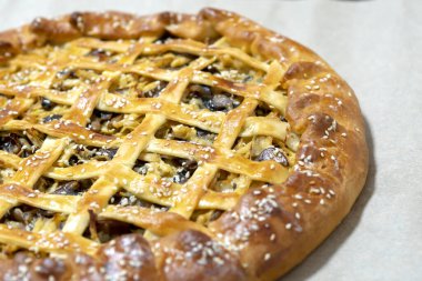 Kağıt üzerinde bir turta. Ev yapımı turta, ev yapımı pişirme konsepti.