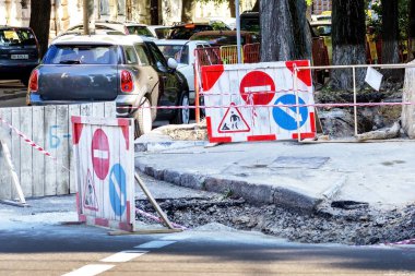  Yol çalışması, otoyoldaki trafik işaretleri. Yoldaki bir engelle ilgili uyarı. Trafik İşareti Trafik Işığı