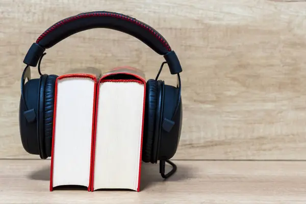 Pila Libros Headphones Concepto Concepto Audiolibro Escuchar Audiolibros Imagen De Stock