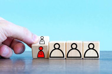 Sembollü bir el küpü. İş, çalışan rotasyonu kavramı. Kariyer gelişimi, İnsan Kaynakları Yönetimi kavramı..