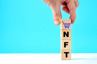 Tahta küplerde NFT yazıyor. El arabası. Satın alma ve satma kriptografik fişler. NFT pazarının geleceği. Kripto para birimleri ve e-ticaret. Üretim ve satış Fon dışı jeton. 
