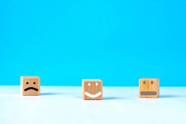 Farklı yüzlere sahip üç tahta küp birbirinden uzak duruyor. Anlayış konsepti, anlaşmazlıklar ve toplumdaki farklılıklar.