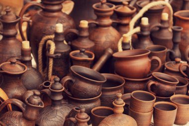 El yapımı kil kaplama. Çömlekçilik Seramiği. Masa takımı. Kil tabakları. farklı donanım el yapımı